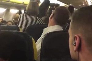 'معركة' على ارتفاع 30 ألف قدم