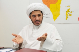 ﻿الشيخ علي سلمان صامتاً محاطاً بـ 5 شرطة في محاكمته: 4 ديسمبر الحكم النهائي