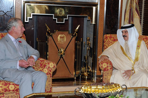 العاهل يستقبل الأمير تشارلز وقرينته ويتبادل معه الأحاديث المتصلة بسبل تطوير التعاون الثنائي