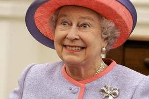 الملكة إليزابيث تكشف الستار عن لوحة لها في لندن