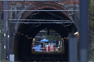 الشرطة البريطانية: 7 قتلى و50 مصابا في حادث انقلاب ترام جنوبي لندن