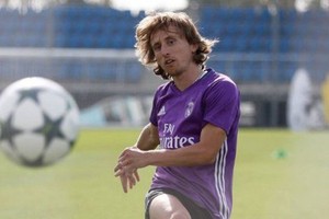 بالفيديو: مارسيلو يتدخل لفض اشتباك بين خيميس ومودريتش في تدريبات ريال مدريد