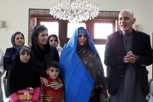 باكستان ترحل اللاجئة الأفغانية بطلة غلاف 'ناشونال جيوغرافيك' 