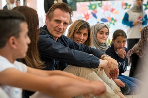 الممثل الأميركي ليام نيسون يلتقي بالأطفال والشّباب السّوريّين في الأردن