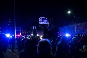 الخط الساخن لمنع الانتحار في أميركا يشهد ارتفاعاً كبيراً في عدد المتصلين ليلة الانتخابات