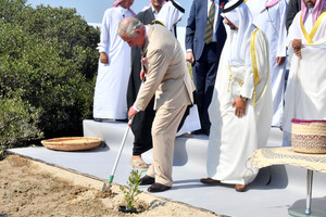 ولي عهد بريطانيا يزور محمية رأس سند بتوبلي ويطلع على محمية نبات القرم