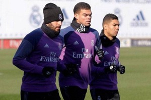 بالفيديو... بنزيمة وراموس وبيبي يسابقون الزمن للحاق بديربي مدريد