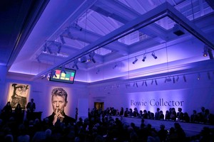 بالصور...إقبال كبير على مزاد في لندن على المجموعة الفنية لديفيد بووي