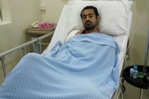 حسن مدن يجري عملية جراحية في الكتف