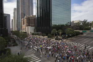 متظاهرون في نيويورك يسيرون نحو برج ترامب في نيويورك