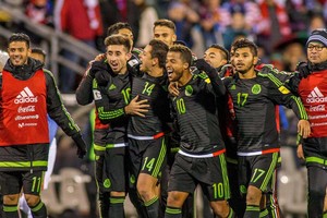 بالفيديو... ضربة رأس من قرب النهاية تمنح المكسيك فوزاً مثيراً