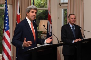 كيري يدين هجوم طالبان على قاعدة عسكرية أميركية في أفغانستان