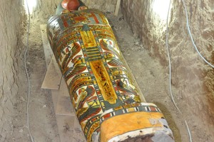 العثور على مقبرة فيها مومياء سليمة قرب 'معبد ملايين السنين' في الأقصر