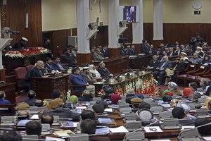 البرلمان الأفغاني يعزل وزيرين آخرين ويبقي على وزير المالية