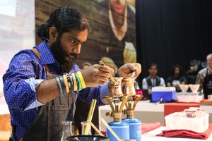 صانع قهوة هندي يفوز في بطولة ' الدلة و الابريق' بدبي