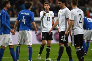 الماكينات تتجول في روما قبل المواجهة الودية أمام الازوري