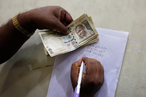 المركزي الهندي: النقد متوافر وسط التدافع إلى البنوك