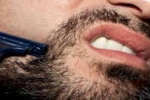 السجن عاماً و 900 جلدة لمدير شركة أمر موظفا بحلق لحيته