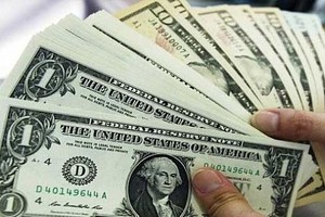 الدولار يرتفع لأعلى مستوى في 11 شهراً