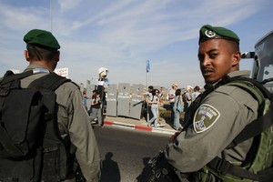 قوات إسرائيلية تعتقل 8 فلسطينيين في أنحاء مختلفة من الضفة الغربية