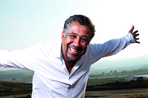 الشاب خالد وحاتم عمور وDEV في حفلات غنائية بـ 'مهرجان البحرين لرياضة السيارات'