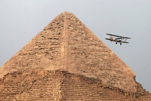 بالفيديو والصور: رالي للطائرات الكلاسيكية يهبط في القاهرة قرب أهرامات الجيزة