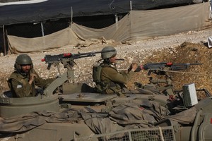 قوات إسرائيلية تعتقل 7 فلسطينيين في أنحاء مختلفة من الضفة الغربية