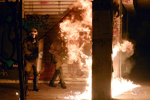 بالصور... شرطة أثينا تفرق محتجين أثناء زيارة أوباما