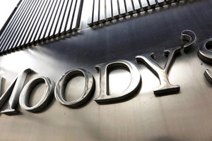 «موديز»: دول الخليج متأثرة بتراجع النفط