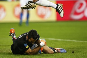 بوفون يعادل الرقم الأوروبي لكاسياس في عدد المباريات الدولية