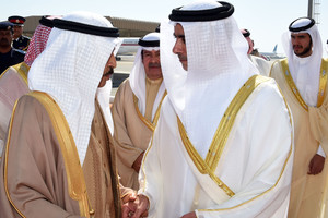 رئيس الوزراء يستقبل نائب رئيس مجلس الوزراء بدولة الإمارات لدى مشاركته في ختام تمرين 'الخليج العربي 1'