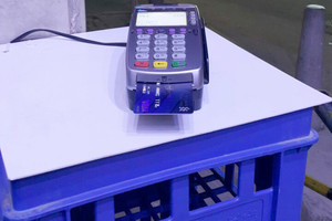 تردِّي خدمة 'الإنترنت' بالدراز يدفع أحد المحلات لوضع جهاز السحب الآلي خارج المحل