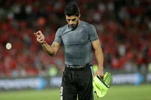 حركة غير أخلاقية من سواريز لجماهير تشيلي قد تكلفه غالياً