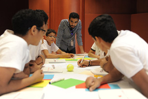 طلبة 'البوليتكنك' يقدمون ورش عمل لزوار (STEM) وطلبة المدارس