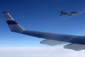 بالفيديو والصور... مقاتلات سويسرية تقترب من طائرة تقل وفد الرئيس بوتين