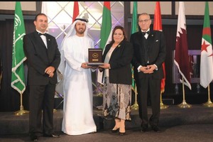 عائشة بوعنق تنال جائزة النسر العربي للإدارة العامة