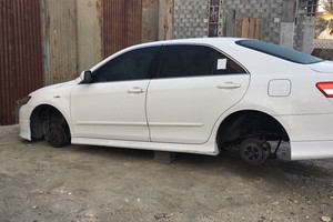 بالصور... مواطن يستيقظ صباحاً ليتفاجأ بسرقة إطارات سيارته الأربعة بكرانة