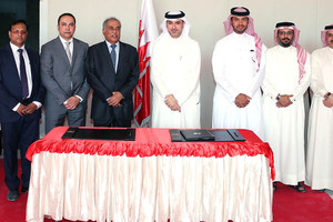الجودر يوقع اتفاقية إعادة تأهيل وتجديد المبنى الإداري التاريخي بنادي البحرين