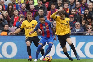 بالفيديو... برشلونة يعاني في غياب ميسي وسواريز ويفقد نقطتين في كمين ملقة