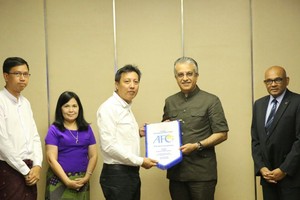 سلمان بن إبراهيم يزور أكاديمية إتحاد ميانمار