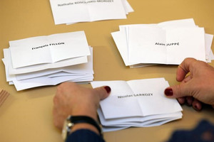 نتائج جزئية للمحافظين في فرنسا تظهر تقدم فيون وجوبيه للإعادة وخروج ساركوزي