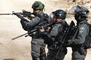 قوات إسرائيلية تعتقل 9 فلسطينيين في أنحاء مختلفة من الضفة الغربية