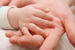 'النيابة' تأمر بحبس زوج وأب 'الأم الطفلة' السورية... وعرضها على طبيب شرعي