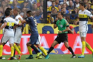 بالفيديو... التعادل والهزيمة يخرجان بوكا جونيورز وريفر بليت من سباق الصراع على لقب الدوري الأرجنتيني