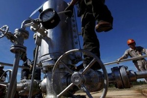 النفط يقفز لأعلى مستوى في 3 أسابيع قبل قرار إنتاج أوبك