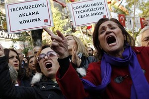 الأمم المتحدة تحذر من مشروع قانون بتركيا قد يوفر 'عفوا' عن المعتدين على القاصرات