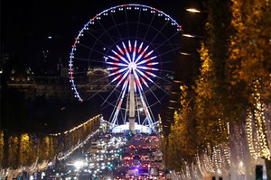 أضواء عيد الميلاد تنير شارع الشانزليزيه في باريس