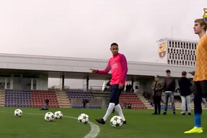 بالفيديو... نجم البوب بيبر يظهر مهاراته الكروية أمام ثلاثي برشلونة msn