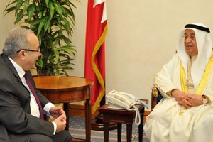 محمد بن مبارك يستعرض مع وزير الخارجية الجزائري التطورات الإقليمية والدولية