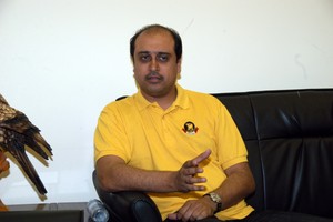 خالد كانو يهنئ ناصر بن حمد لحصوله على وسام 'الأنوك'